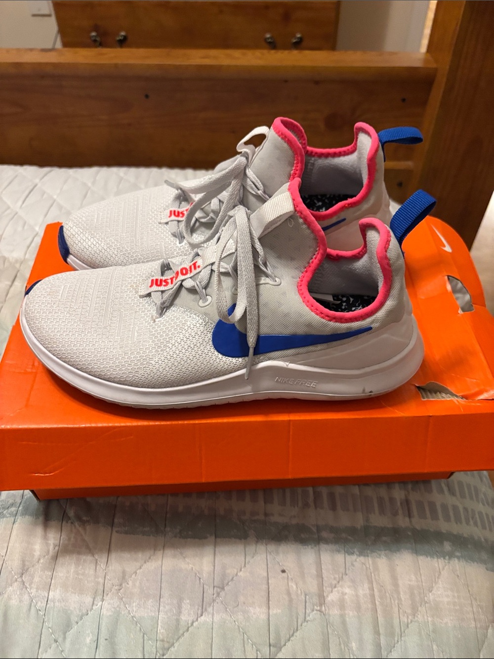 Nike Womens Nike Free Run TR8 Shoes with Blue Swoosh and Pink Trim Size 7 1/2